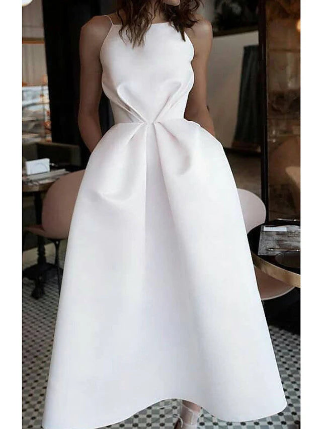 Vestido Weitese corto de satén con escote joya, corte A y tirantes finos.